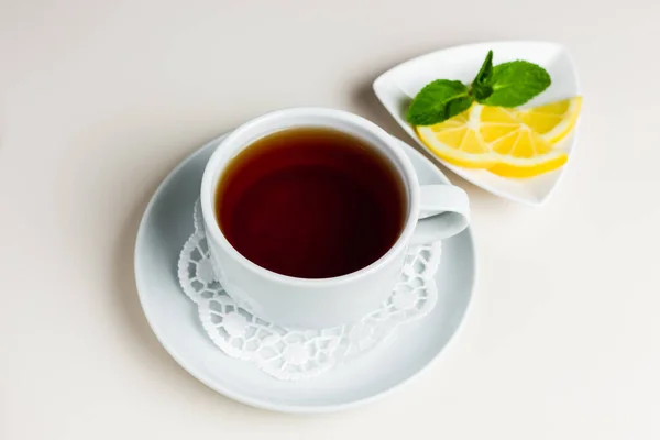 Uma Xícara Branca Chá Preto Pires Guardanapo Papel Pequeno Pires — Fotografia de Stock