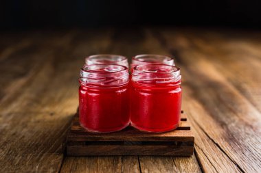 Kırmızı renkli alkolikler ya da ahşap masada içki içenler.