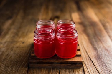 Kırmızı renkli alkolikler ya da ahşap masada içki içenler.