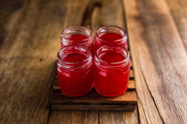 Kırmızı renkli alkolikler ya da ahşap masada içki içenler.
