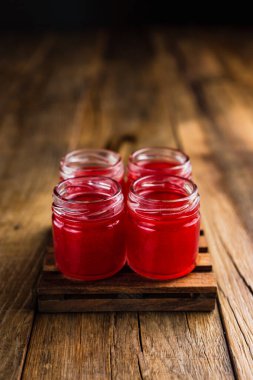 Kırmızı renkli alkolik tetikçiler, ya da ahşap masada içkiler, fotokopi alanı ile