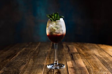 Nane şekeriyle süslenmiş şarap kadehinde ferahlatıcı bir buzlu kokteyl.