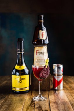 Belarus, Minsk - 12.03.2020: Torres 10 imparatorluk brendisi, Frangelico likörü ve zencefilli biraya dayanan bir kokteyl ve nora bardağı.