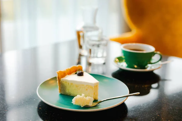 Una Rebanada Tarta Queso Plato Azul Tenedor Postre Con Pequeño — Foto de Stock