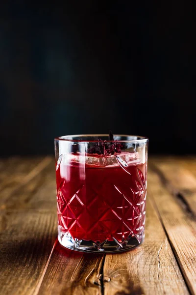 Cocktail Hibiscus Avec Glaçon Dans Verre Roches Sur Une Table — Photo