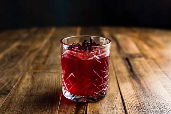 Cocktail Hibiscus Avec Glaçon Dans Verre Roches Sur Une Table — Photo