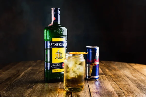 ベラルーシ ミンスク 2020 BecherovkaとRed Bullのカクテルは ドライオレンジホイールを備えた瓶で提供されます — ストック写真