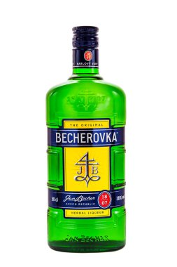 1 Nisan 2020, Belarus, Minsk: BECHEROVKA şişesinin dikey fotoğrafı beyaz üzerine izole edilmiş