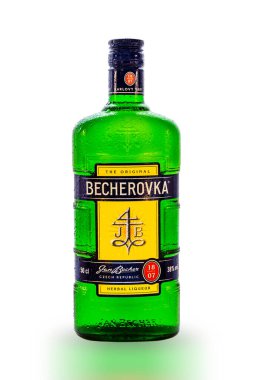 Minsk, Belarus - 04.01.2020: orijinal BECHEROVKA bitkisel likör şişesinin dikey fotoğrafı.