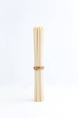 Bir demet çiğ udon eriştesi.
