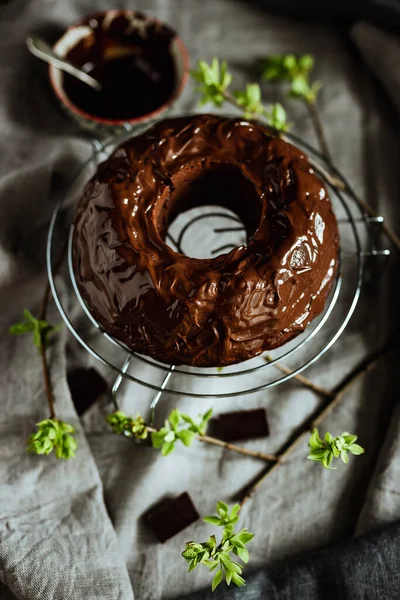 Шоколадний Пучок Торт Весняний Натюрморт Торт Покритий Шоколадною Глазур Молоде — стокове фото