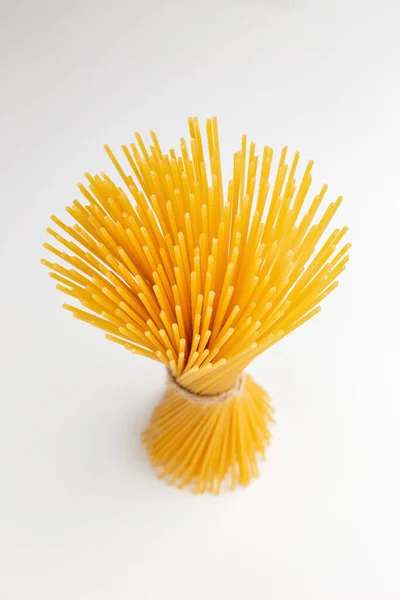 Een Stel Rauwe Spaghetti Met Bindgaren Wit — Stockfoto