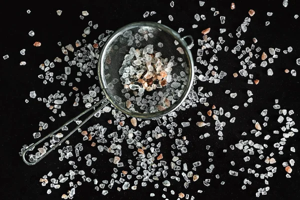 Himalayan Pink Salt Strainer Black Background Top View Photo — Stock Photo, Image