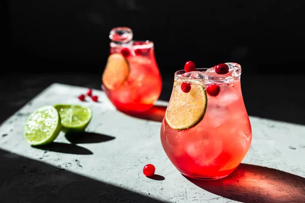 Cranberry Tonic Mit Limette Schönen Gläsern Grauer Hintergrund Direktes Natürliches — Stockfoto