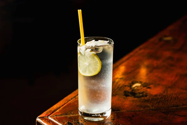 Genomskinlig Cocktail Ett Highball Glas Utsmyckat Med Citronhjul Kokosnötschips Och — Stockfoto