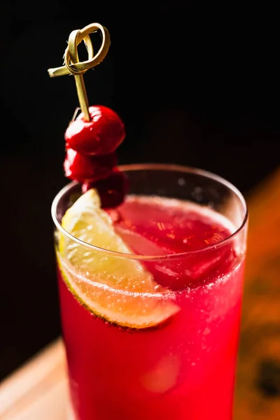 Ein Roter Cocktail Highballglas Garniert Mit Zitrone Und Kirschen — Stockfoto