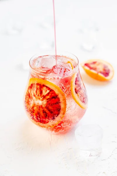 Préparation Cocktail Glacé Pétillant Avec Orange Sang Sur Fond Blanc — Photo