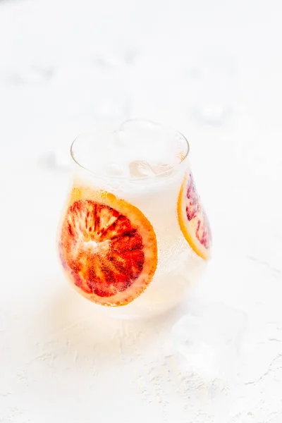 Cocktail Glacé Pétillant Avec Sang Orange Sur Fond Blanc Contre — Photo