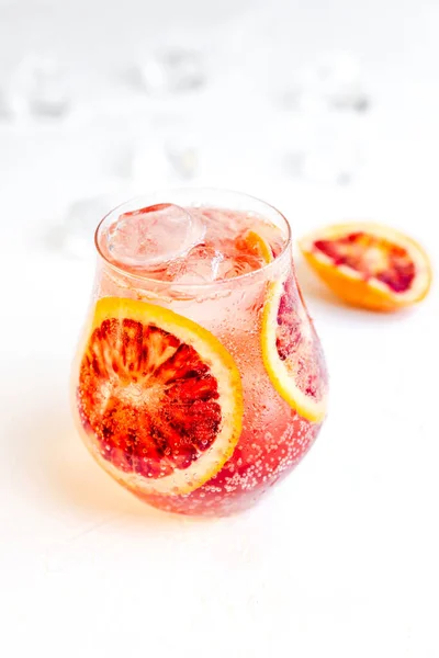 Cocktail Gelado Espumante Com Laranja Sangue Fundo Branco — Fotografia de Stock