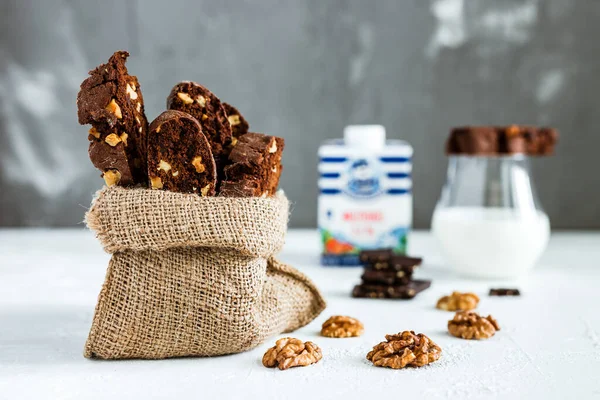 Galletas Chocolate Caseras Con Nueces Vaso Leche — Foto de Stock