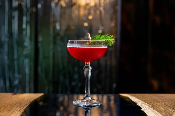 Röd Sur Cocktail Ett Coupéglas Dekorerad Med Gran Gren Bordet — Stockfoto