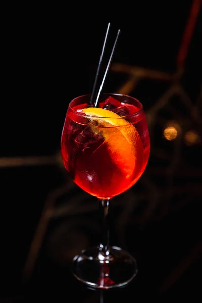 Aperol Spritz Cocktail Een Wijnglas Ijs Plak Sinaasappel Stro Zwarte — Stockfoto