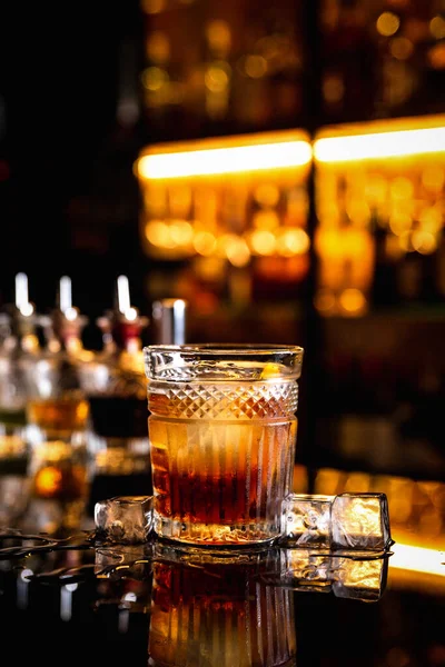 Cocktail Ett Gammaldags Glas Bardisk Med Reflektion Isbitar Runt Flaskor — Stockfoto