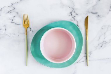 Beyaz mermer zemin üzerinde seramik plakalar ile zarif tablo ayarı, üst görünüm