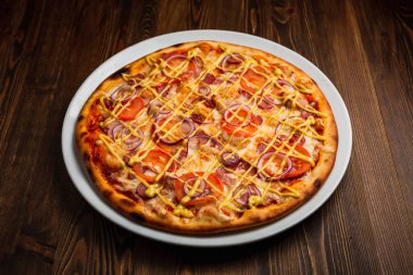 Pastırma, sosis, soğan, peynir soslu domates, ahşap arka plan, sade anahtar.