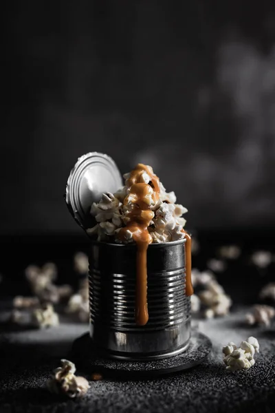 Uma Lata Aço Pipoca Caramelo Salgado Fundo Escuro Foto Mal — Fotografia de Stock