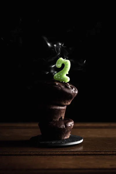 Uma Pilha Bolos Chocolate Brownie Com Uma Vela Topo Foto — Fotografia de Stock