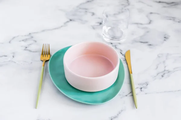 Elegante Elegante Mesa Con Placas Cerámica Sobre Fondo Mármol Blanco — Foto de Stock