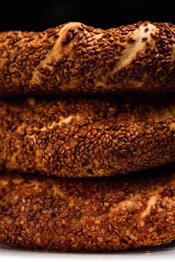 Susam tohumlu bir yığın Türk simit, makro