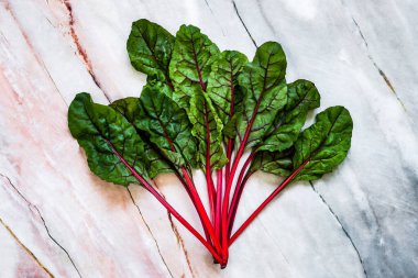 Mermer arka planda bir sürü altın yaprak, üst manzara.