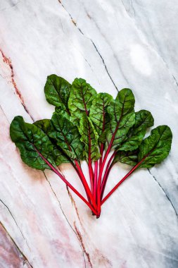 Mermer arka planda bir sürü altın yaprak, üst manzara.