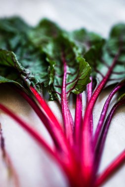 Mermer arka planda bir sürü altın yaprak var.