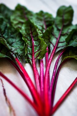 Mermer arka planda bir sürü altın yaprak var.