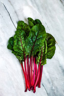 Mermer arka planda bir sürü altın yaprak, üst manzara.