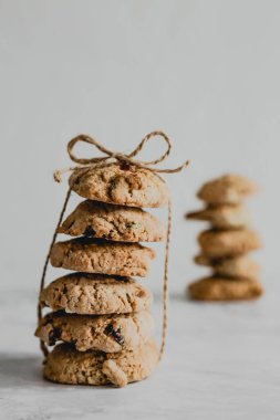 İki yığın yulaf ezmeli kurabiye bir paket iplikle bağlanmış.