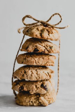Yulaf ezmeli kurabiyelerin yakın plan fotoğrafı. Yaban mersinli kurabiye.