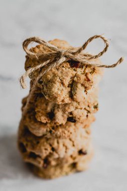 Yulaf ezmeli kurabiyelerin yakın plan fotoğrafı. Yaban mersinli kurabiye.