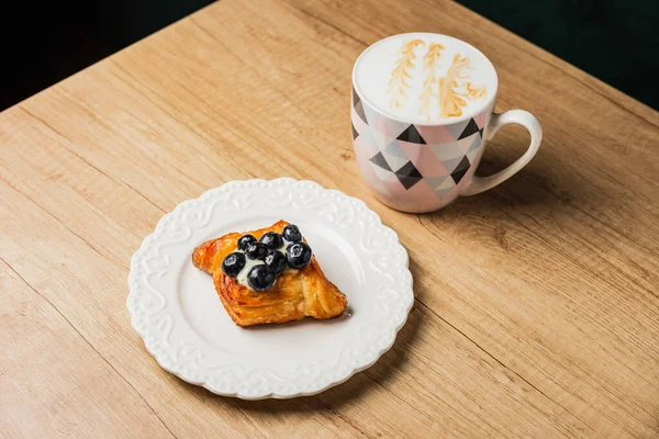 Pastelaria Dinamarquesa Com Creme Baga Mirtilo Prato Branco Uma Caneca — Fotografia de Stock