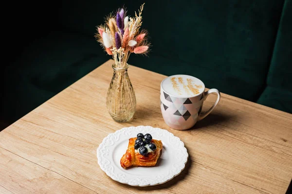 Danish Pastry Custard Bog Bilberry White Plate Mug Flat White — Stock Photo, Image