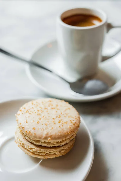 Uma Foto Perto Macaron Com Caramelo Salgado Pires Branco Uma — Fotografia de Stock