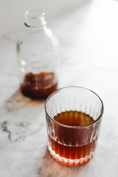 冷たいコーヒーとボトルのガラス — ストック写真