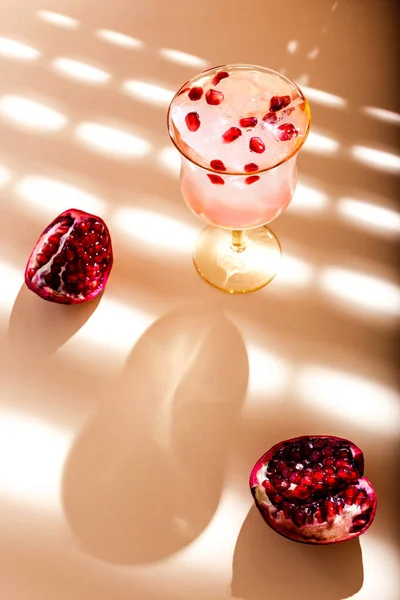 Beau Verre Eau Tonique Glacée Avec Grenade Contre Jour Belles — Photo