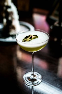 Pencere pervazında bir coupe bardağında güzel ekşi bir kokteyl.
