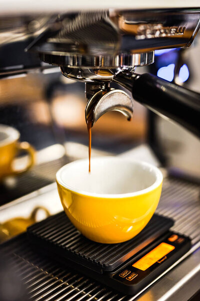 Подготовка черного кофе в кофеварке
