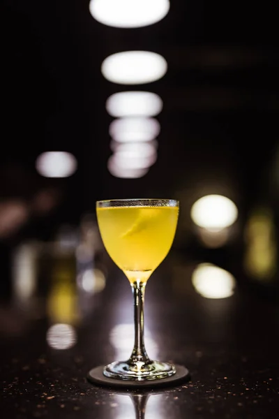 Sur Cocktail Ett Nick Och Nora Glas Mörk Och Lynnig — Stockfoto