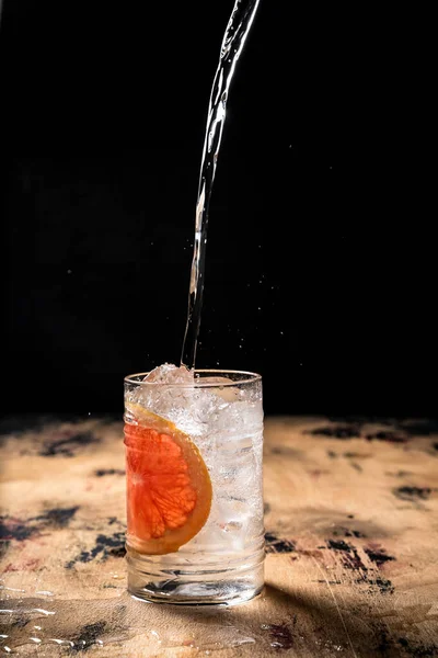 Gin Och Tonic Cocktail Recept Hälla Tonic Highball Glas Fylld — Stockfoto